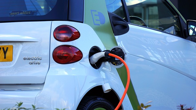 Prise et voiture électrique en copropriété